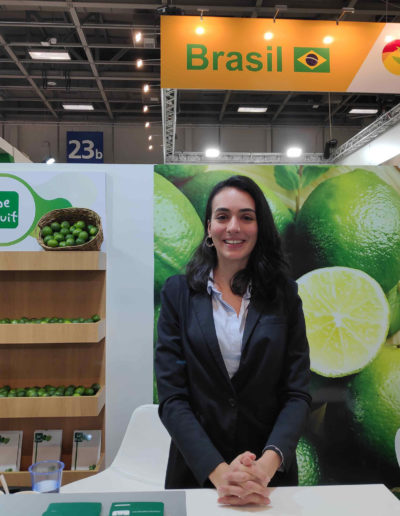 Messestand mit brasilianischen Früchten, Limonen, Banner "Brasil" und "be fruit" Schild.