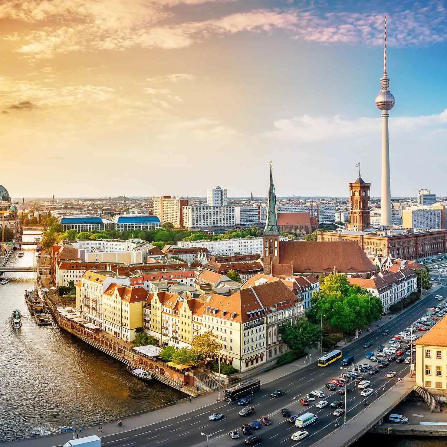 Berliner Skyline mit Fernsehturm Luftaufnahme von Berlin mit der Nikolaikirche, dem Roten Rathaus und dem Berliner Fernsehturm bei Sonnenuntergang